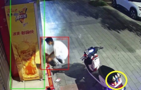 AI視頻監(jiān)控畫面曝光，臨街超市戶外冰柜屢次被盜